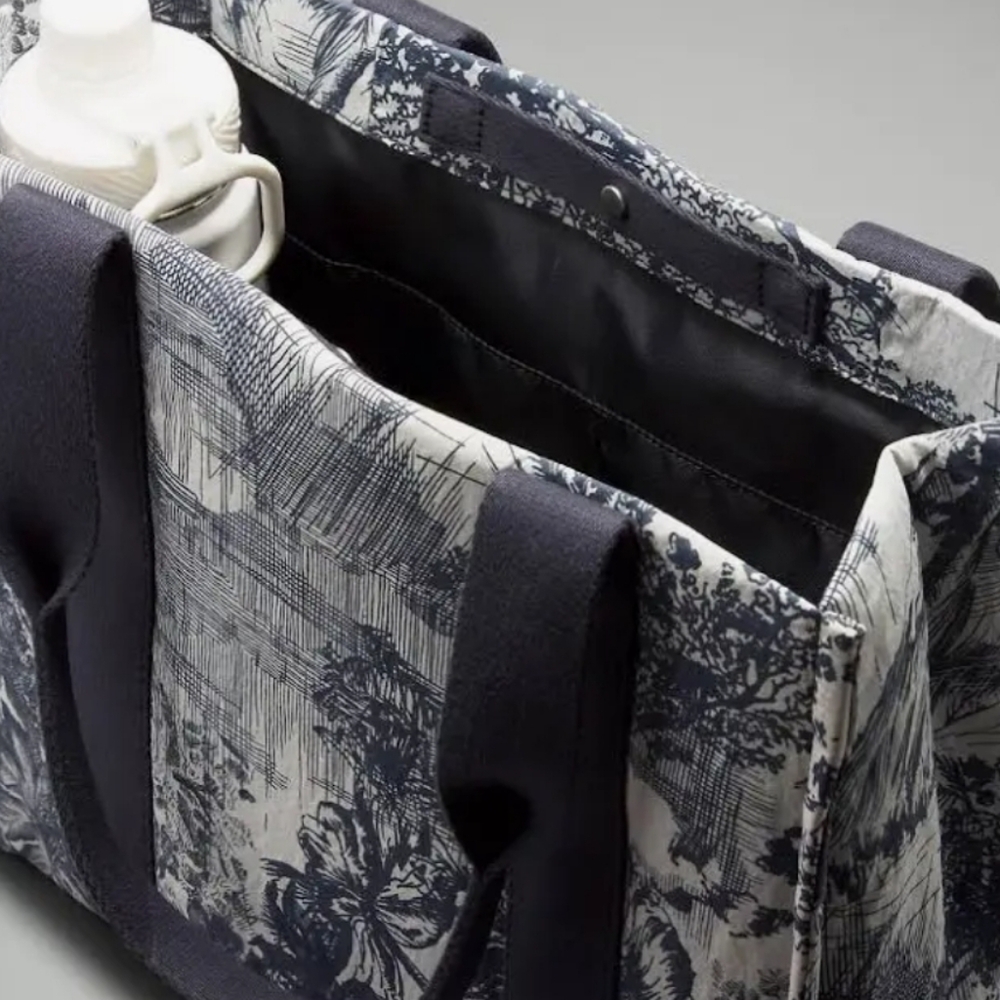 Lululemon Boxy Tote Bag 10L Sketch Toile Turtledove Obsidian print NWT - Picture 4 of 6